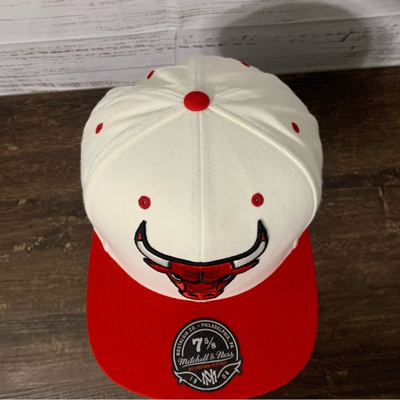Chicago Bulls Mitchell & Ness Embroidered Fitted 7 5/8 Hat Cap - Picture 8 of 12